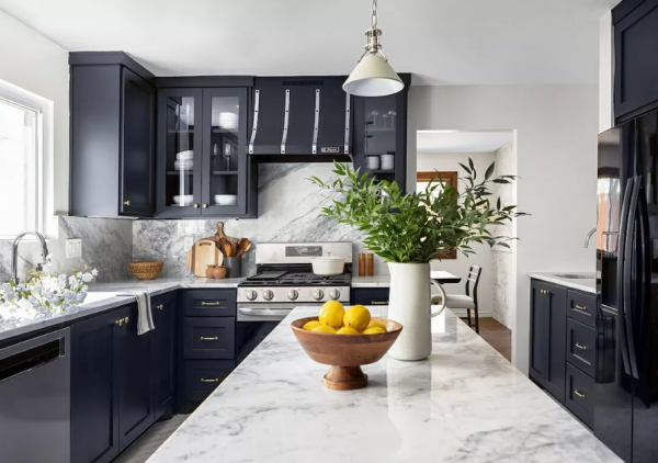 Sentuhan aksen dengan hiasan ukiran di dinding atau meja dapur